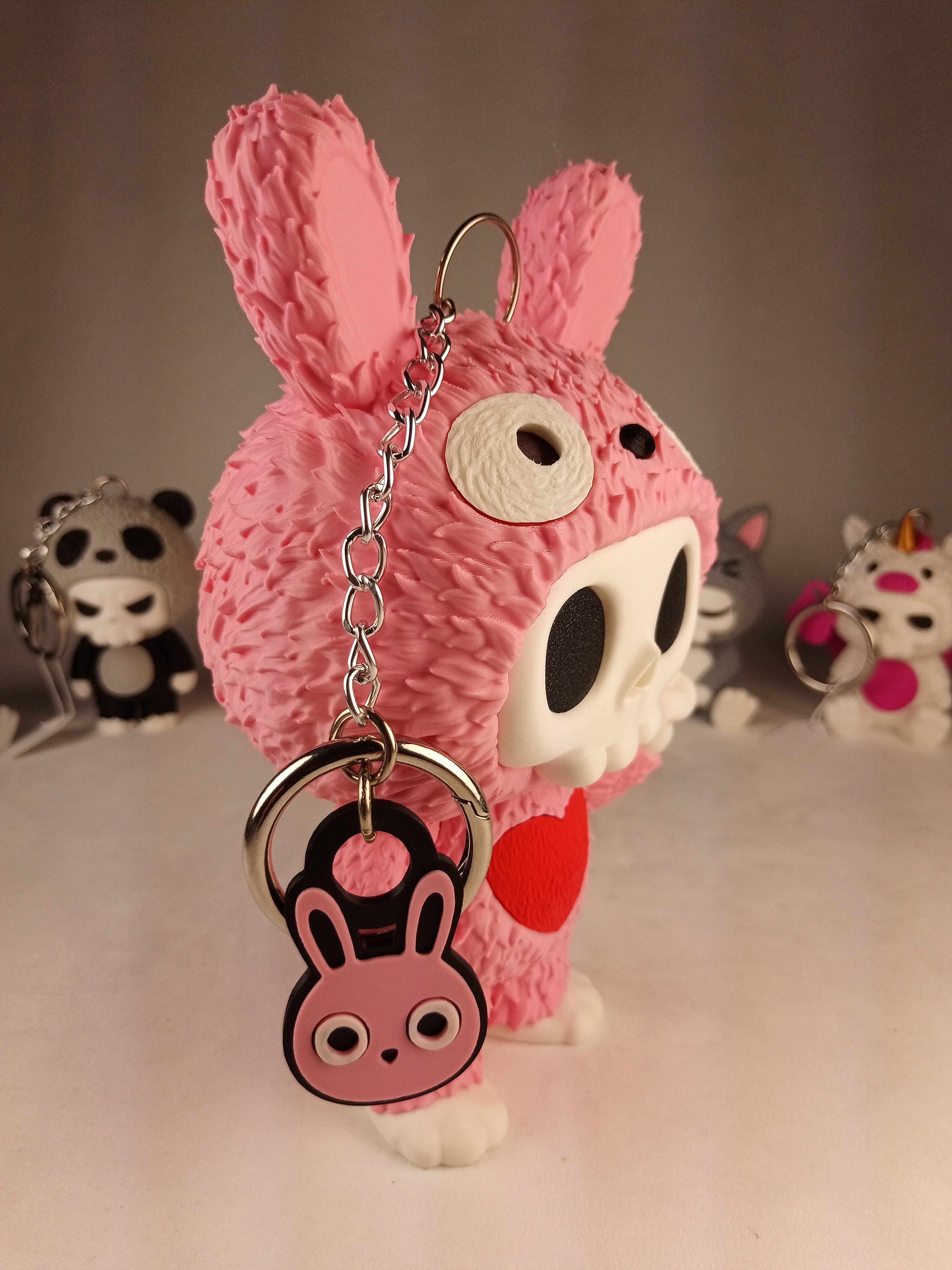 Skubbies grande "Tuff" personaggio da collezione 18 cm. Stampa 3D a colori con catena e anello con moschettone a molla