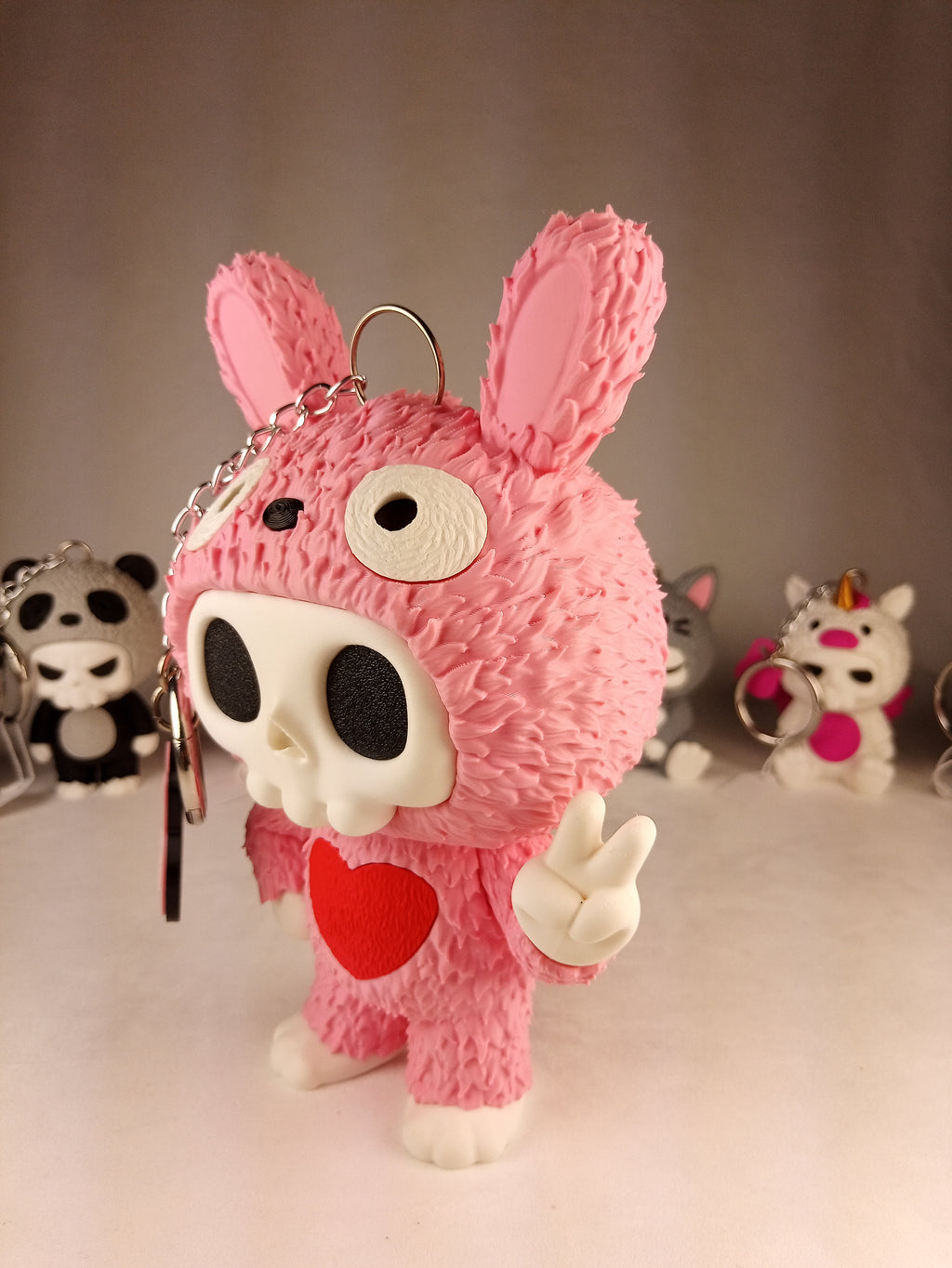 Skubbies grande "Tuff" personaggio da collezione 18 cm. Stampa 3D a colori con catena e anello con moschettone a molla