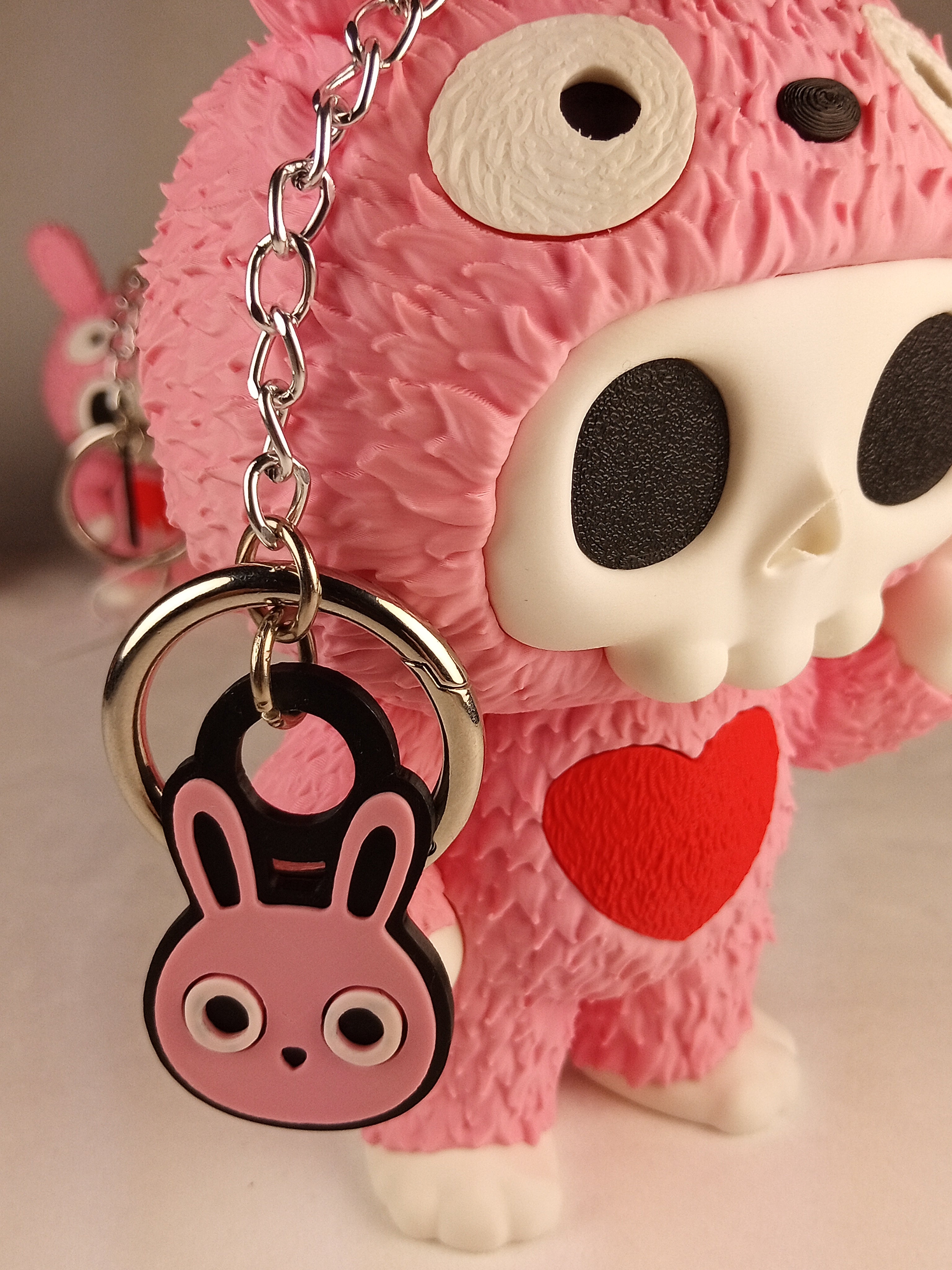 Skubbies grande "Tuff" personaggio da collezione 18 cm. Stampa 3D a colori con catena e anello con moschettone a molla