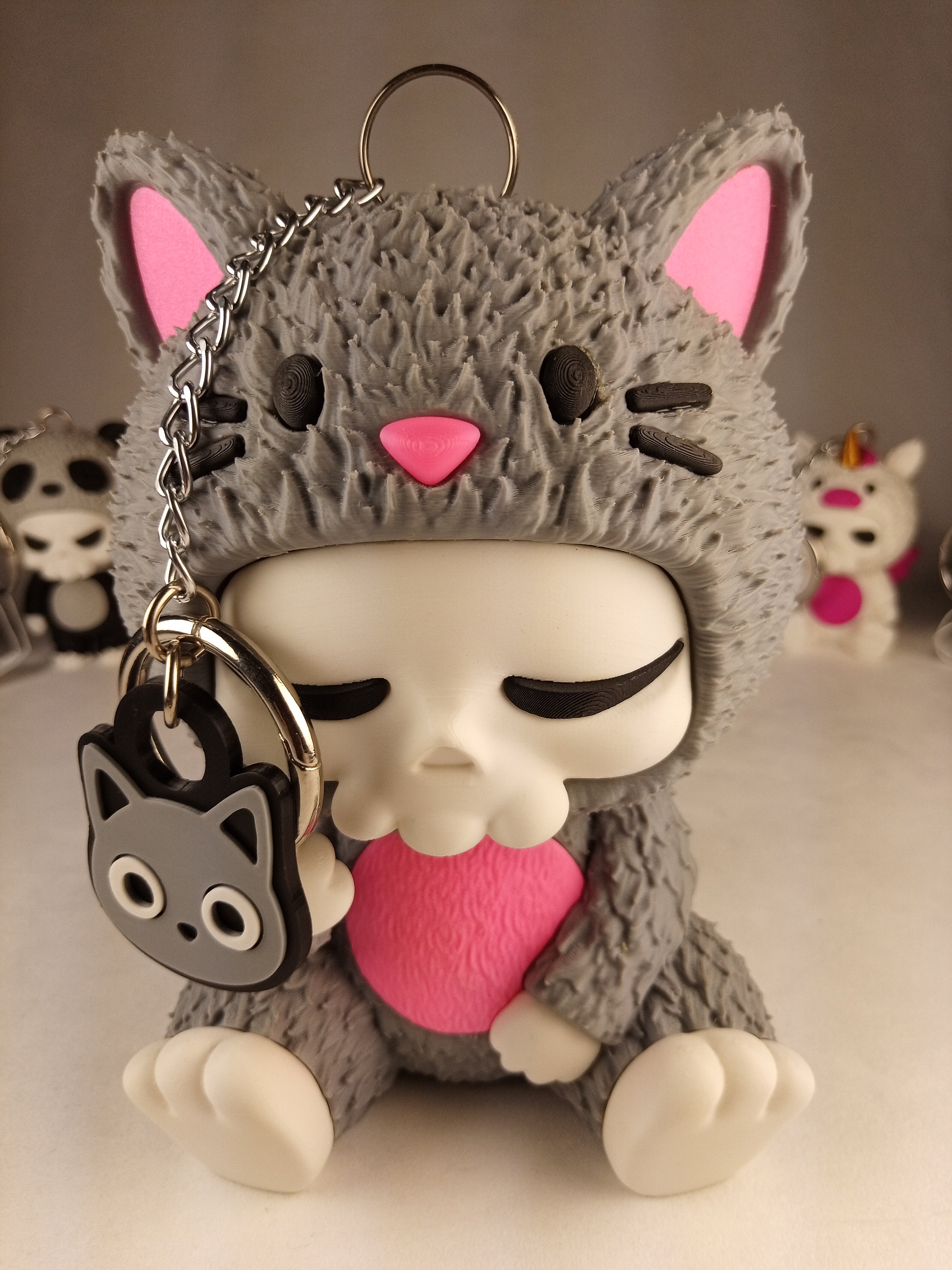 Skubbies grande "Whispurr" personaggio da collezione 18 cm. Stampa 3D a colori con catena e anello con moschettone a molla