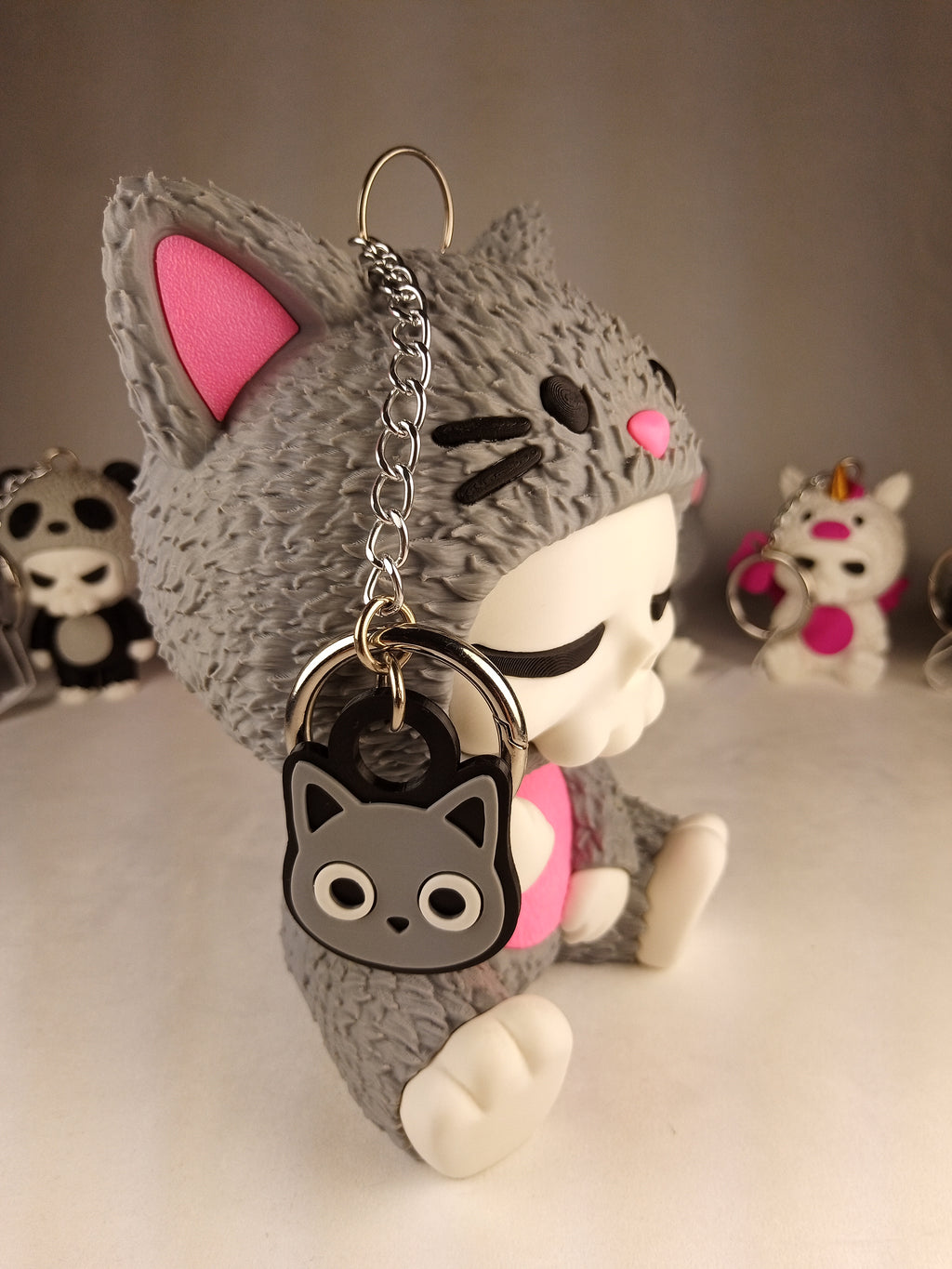 Skubbies grande "Whispurr" personaggio da collezione 18 cm. Stampa 3D a colori con catena e anello con moschettone a molla