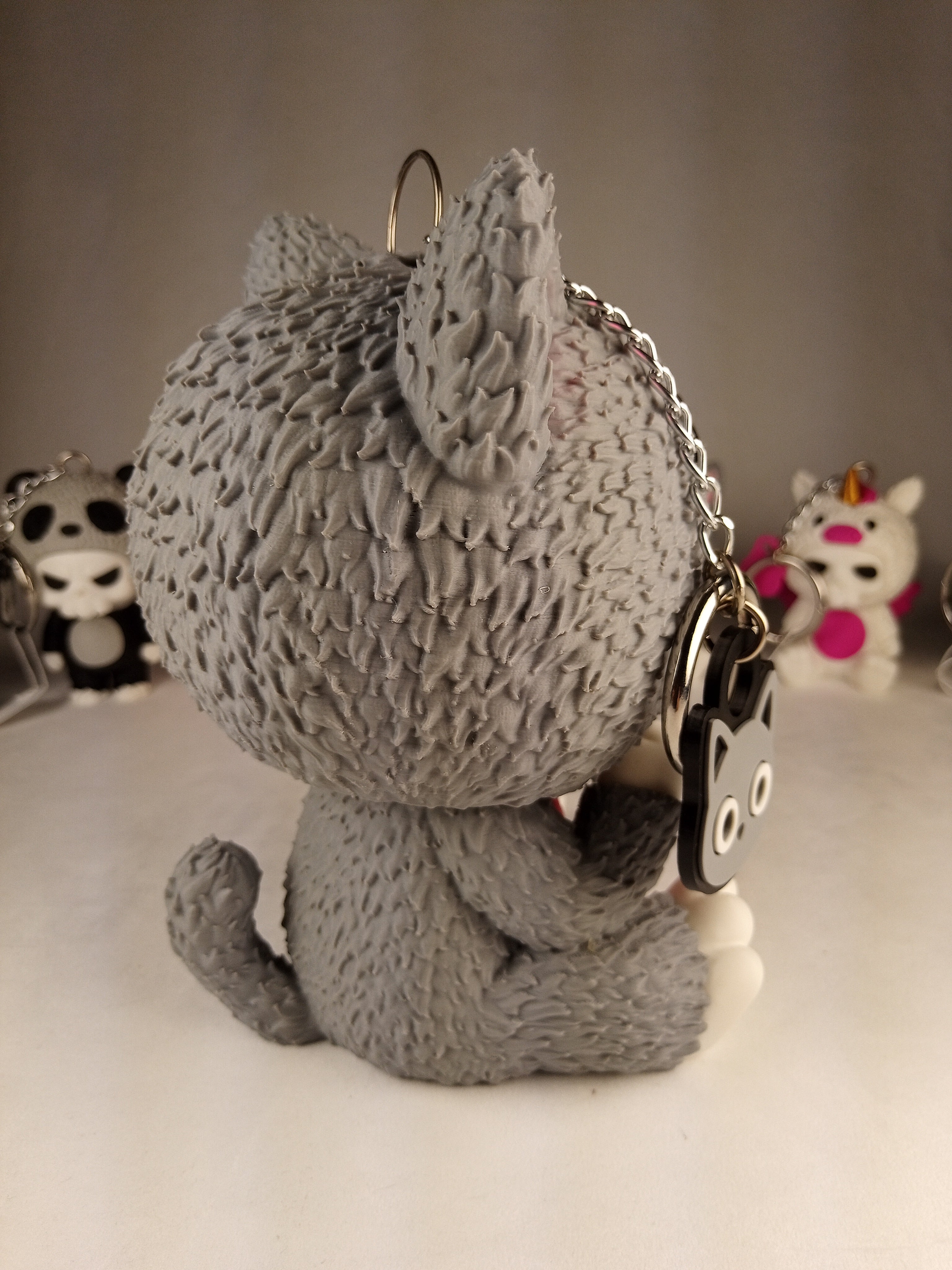 Skubbies grande "Whispurr" personaggio da collezione 18 cm. Stampa 3D a colori con catena e anello con moschettone a molla