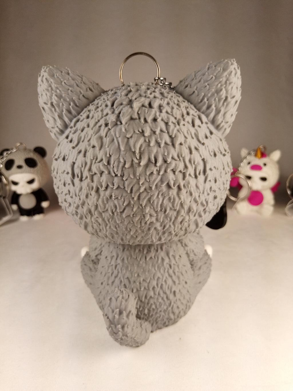 Skubbies grande "Whispurr" personaggio da collezione 18 cm. Stampa 3D a colori con catena e anello con moschettone a molla