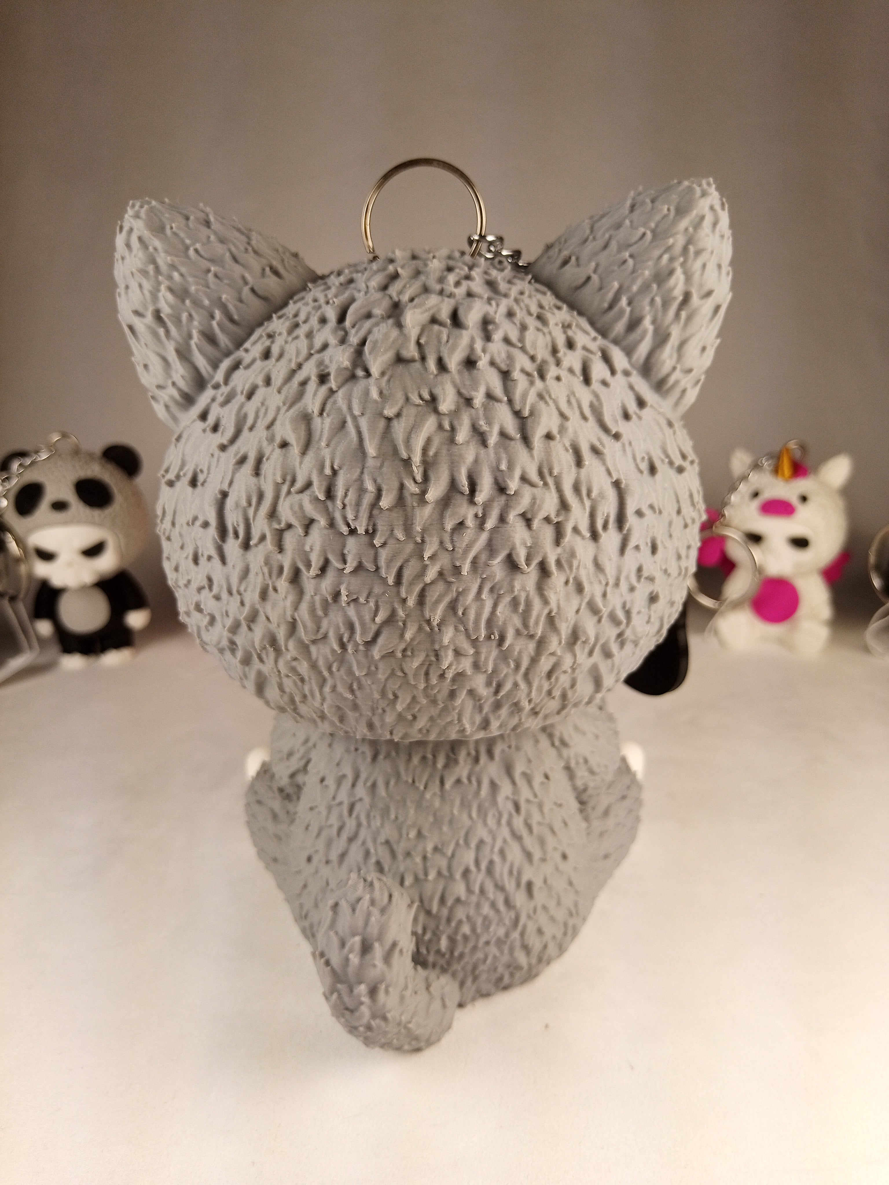 Skubbies grande "Whispurr" personaggio da collezione 18 cm. Stampa 3D a colori con catena e anello con moschettone a molla