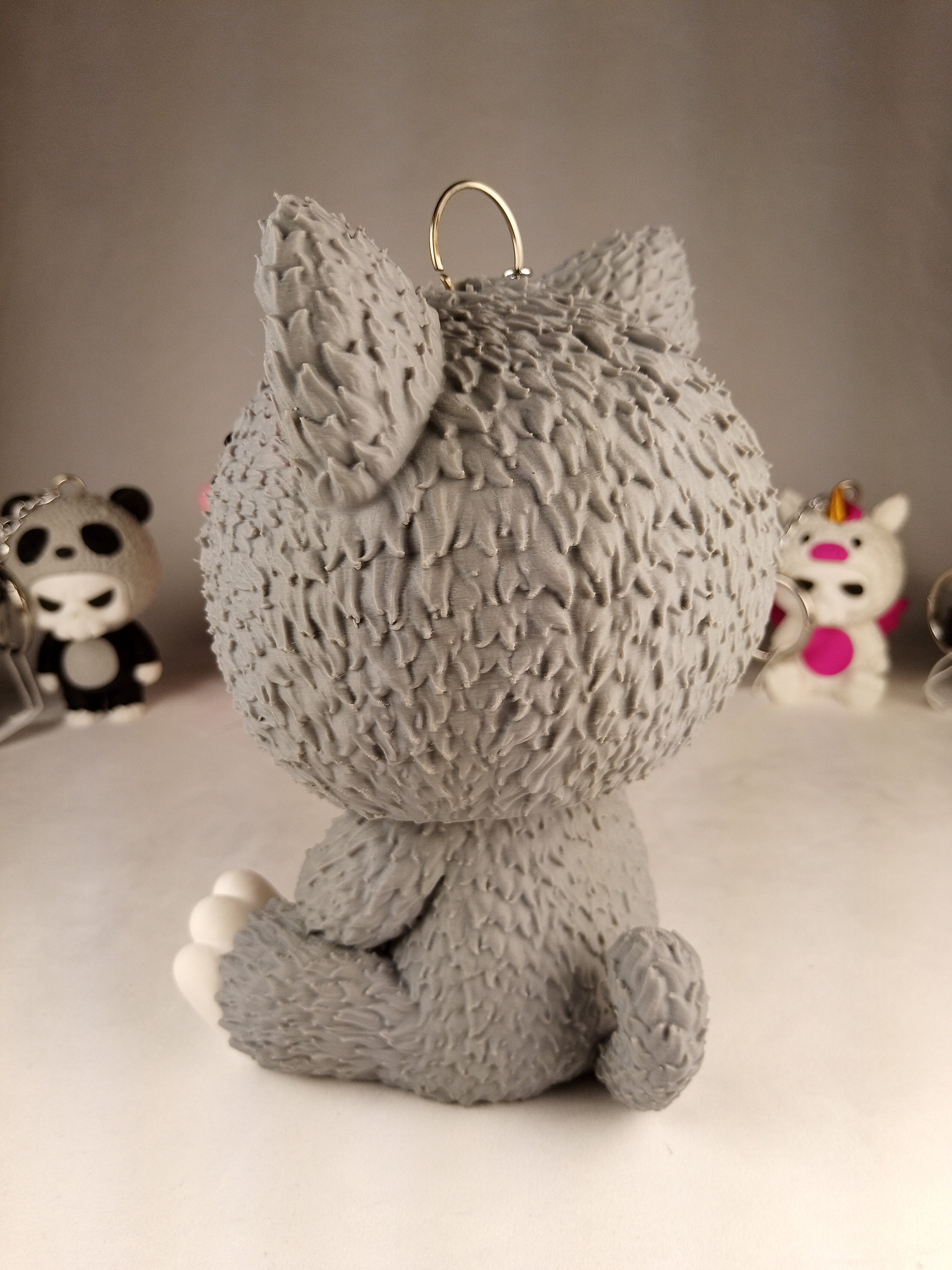 Skubbies grande "Whispurr" personaggio da collezione 18 cm. Stampa 3D a colori con catena e anello con moschettone a molla