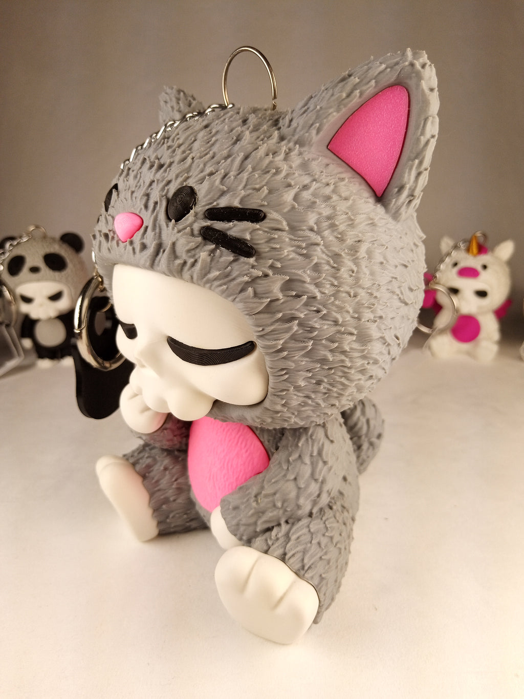 Skubbies grande "Whispurr" personaggio da collezione 18 cm. Stampa 3D a colori con catena e anello con moschettone a molla