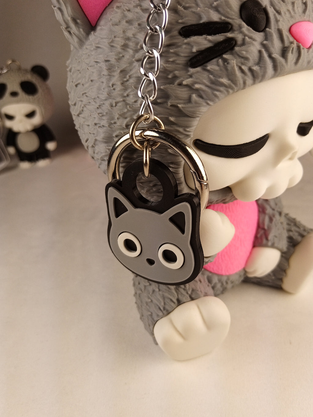 Skubbies grande "Whispurr" personaggio da collezione 18 cm. Stampa 3D a colori con catena e anello con moschettone a molla