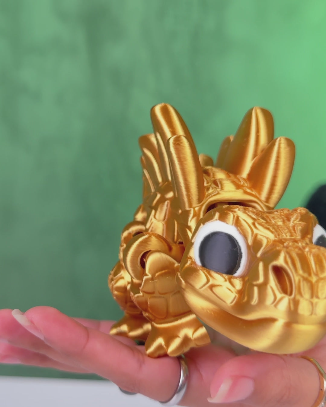 Stegosaurus Flexi Dinosaur, Dinosauro articolato Oro seta stampa 3D a colori PLA lunghezza 16 cm.