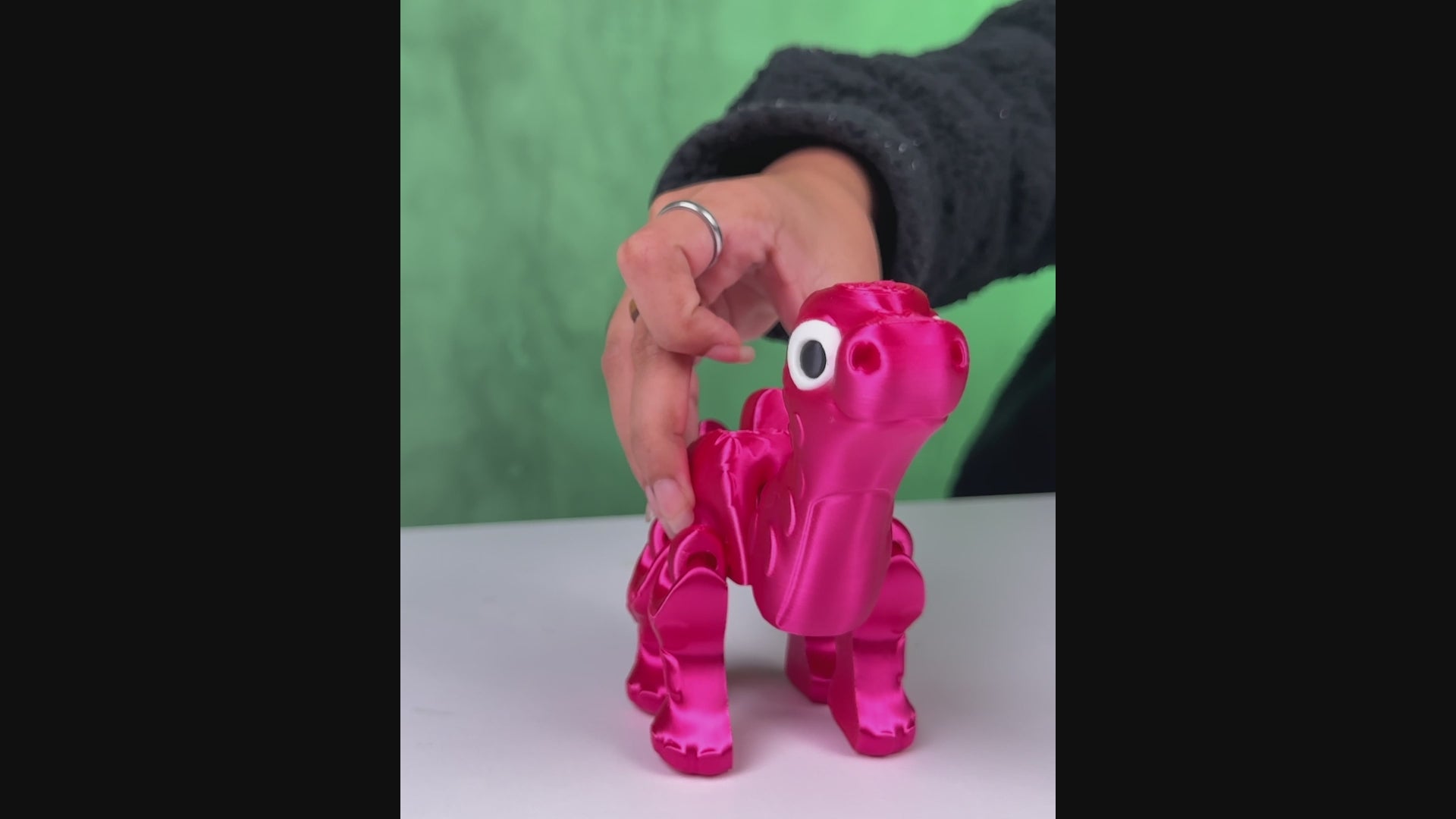 Apatosaurus Flexi Dinosaur, Dinosauro articolato Porpora seta stampa 3D a colori PLA lunghezza 17 cm.