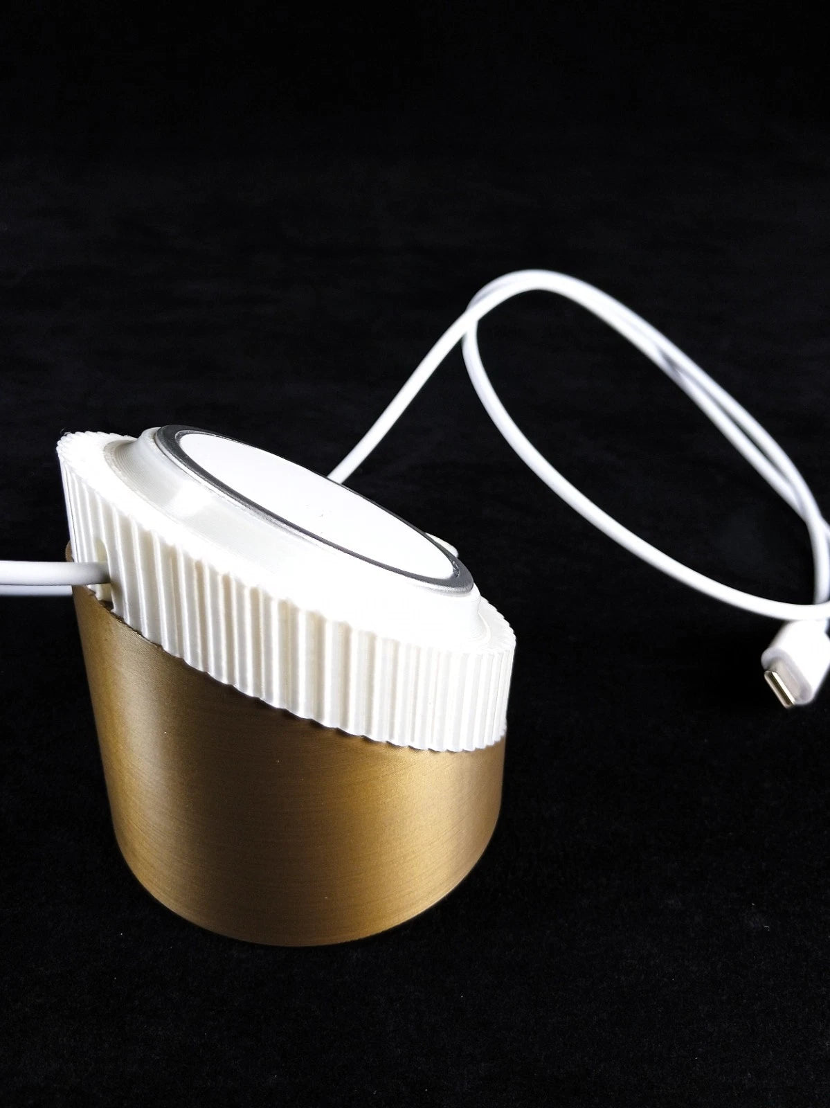 "Forma" Stasha Mag Safe Portatelefono & Caricatore bronzo bianco seta, stampa 3D