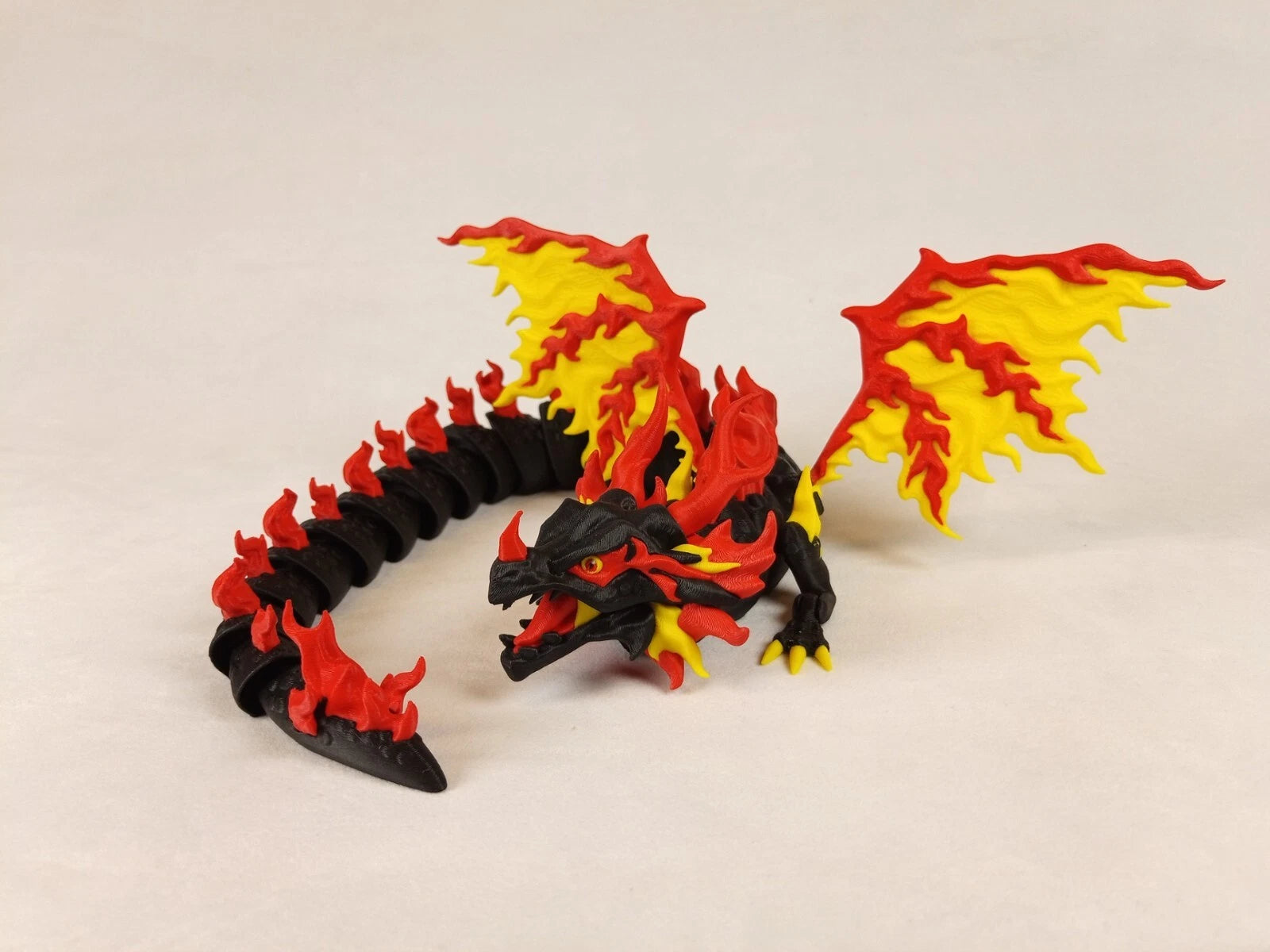Dragonation "Scorchwing Tyrant" Drago articolato Fidget toy Stampa 3D a colori rosso giallo nero lunghezza 45 cm