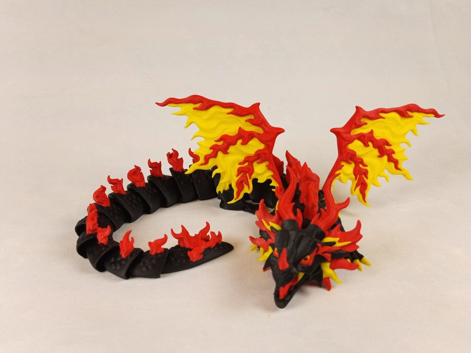 Dragonation "Scorchwing Tyrant" Drago articolato Fidget toy Stampa 3D a colori rosso giallo nero lunghezza 45 cm