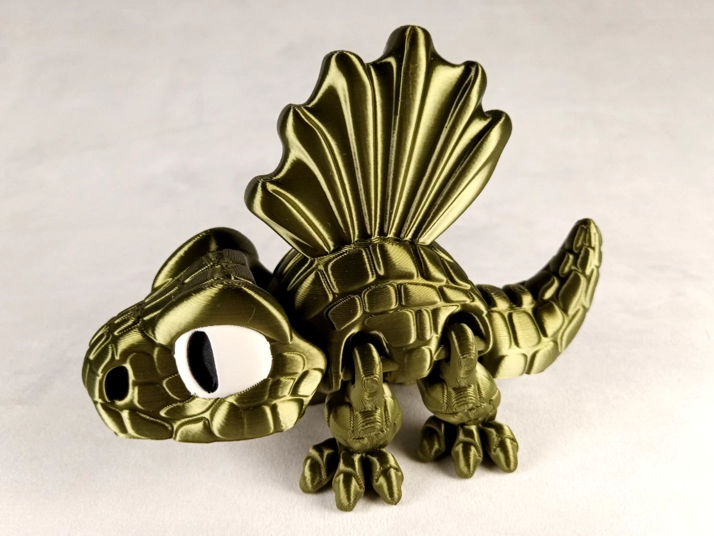 Dimetrodon Flexi Dinosaur, Dinosauro articolato verde seta stampa 3D a colori PLA lunghezza 14 cm.