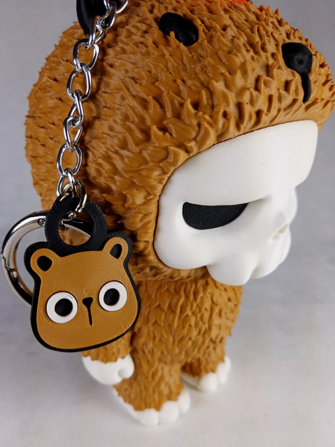 Skubbies grande "Poppy" personaggio da collezione 19 cm. Stampa 3D a colori con catena e anello con moschettone a molla