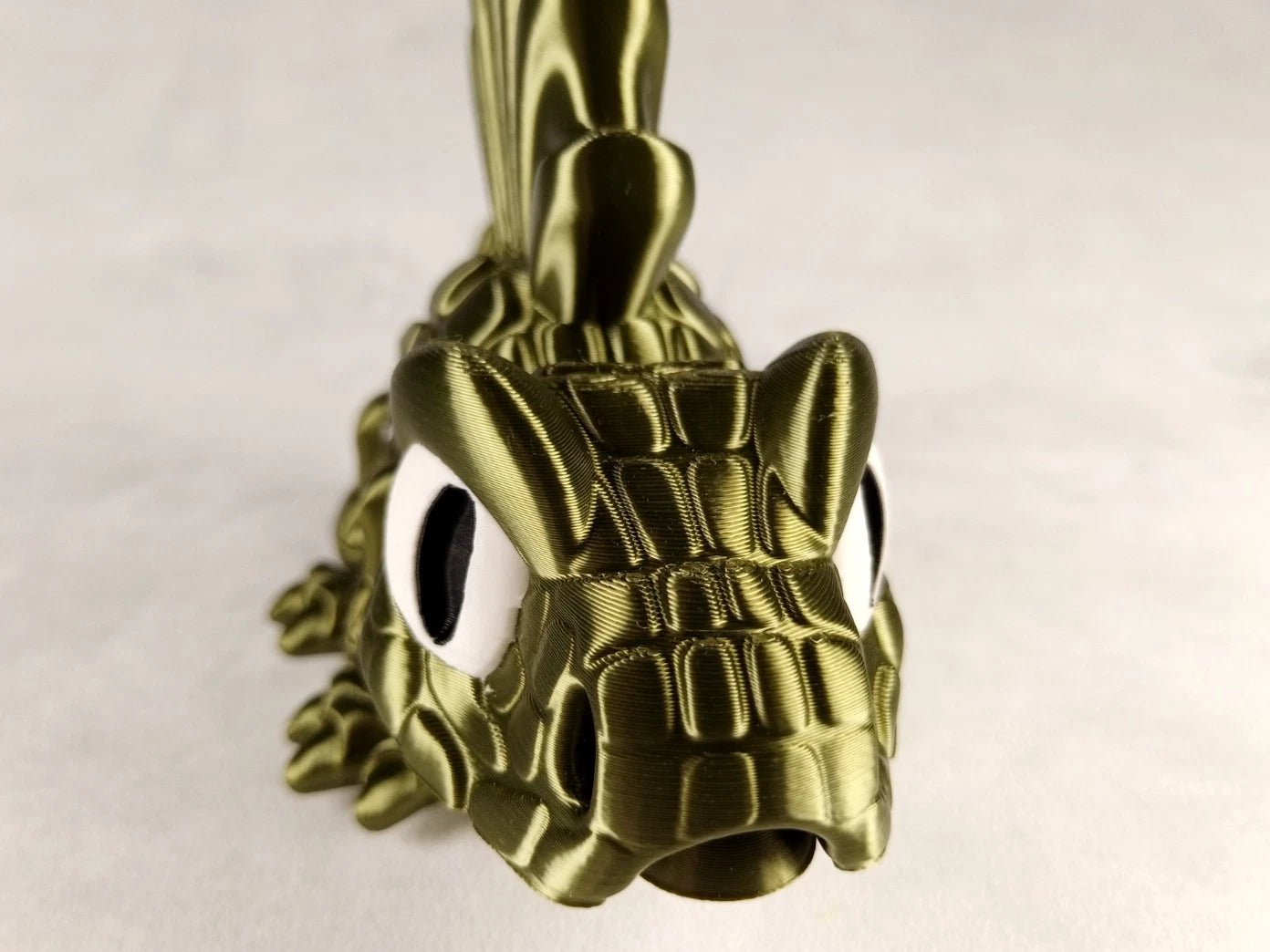 Dimetrodon Flexi Dinosaur, Dinosauro articolato verde seta stampa 3D a colori PLA lunghezza 14 cm.