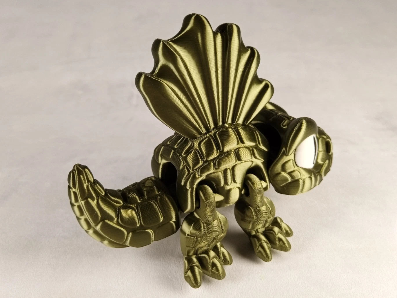 Dimetrodon Flexi Dinosaur, Dinosauro articolato verde seta stampa 3D a colori PLA lunghezza 14 cm.