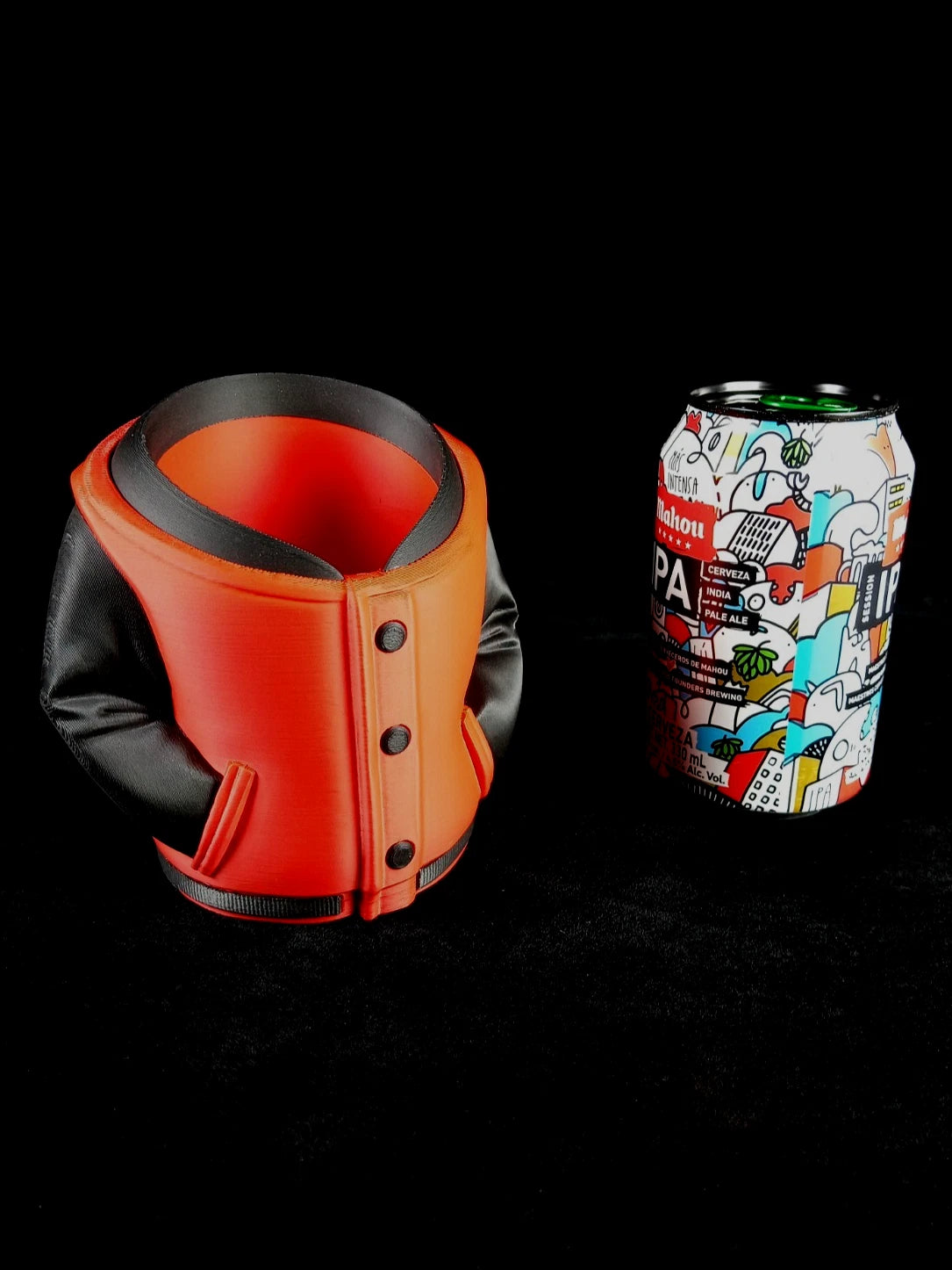 Giacca Universitaria rosso nera Porta lattine realizzata in PLA con la stampa 3D