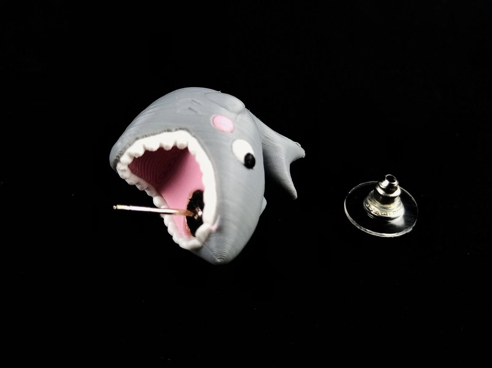 Orecchini a forma di Squalo che morde il lobo, perno in argento o magneti stampa 3D a colori