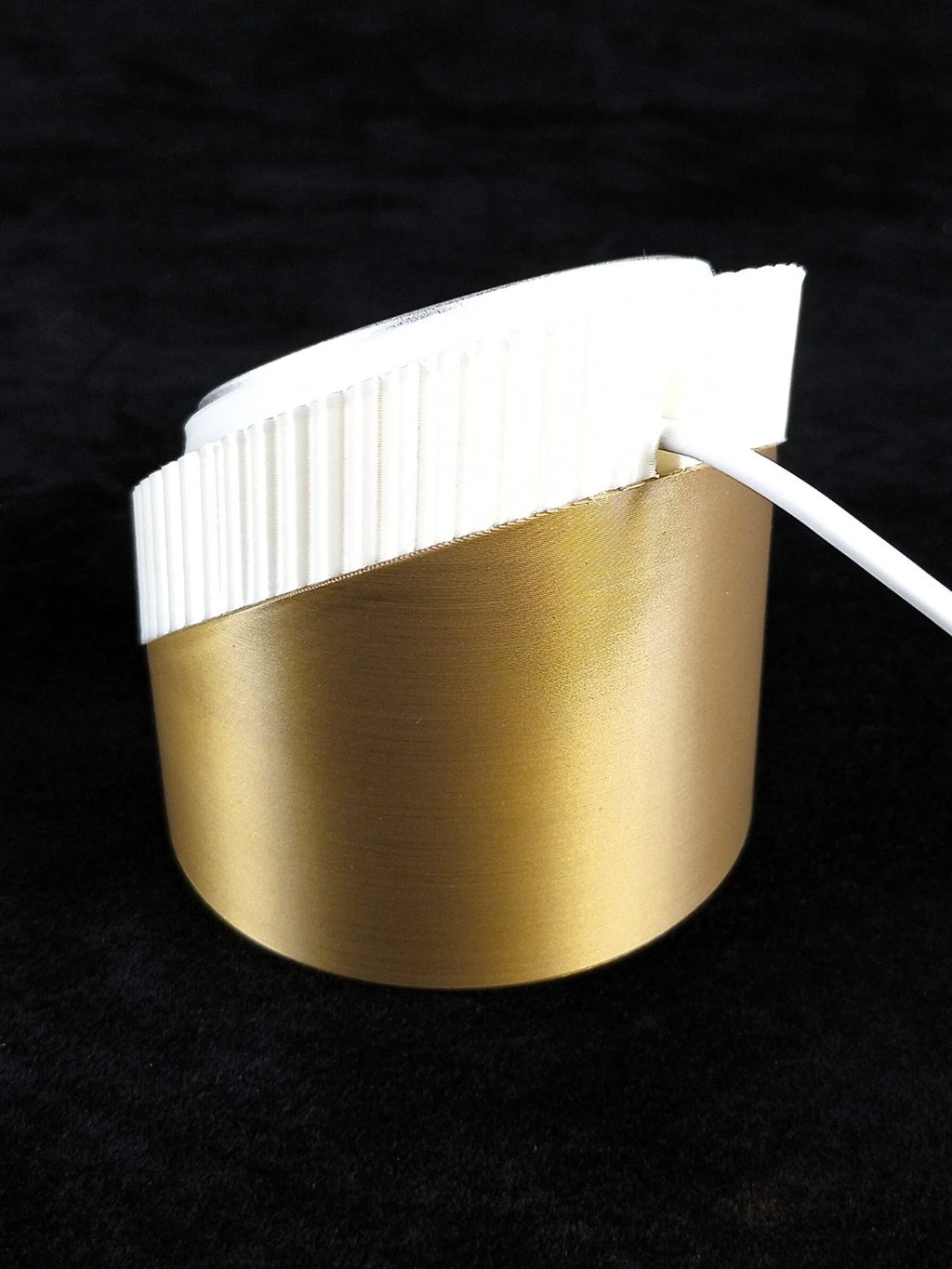 "Forma" Stasha Mag Safe Portatelefono & Caricatore bronzo bianco seta, stampa 3D