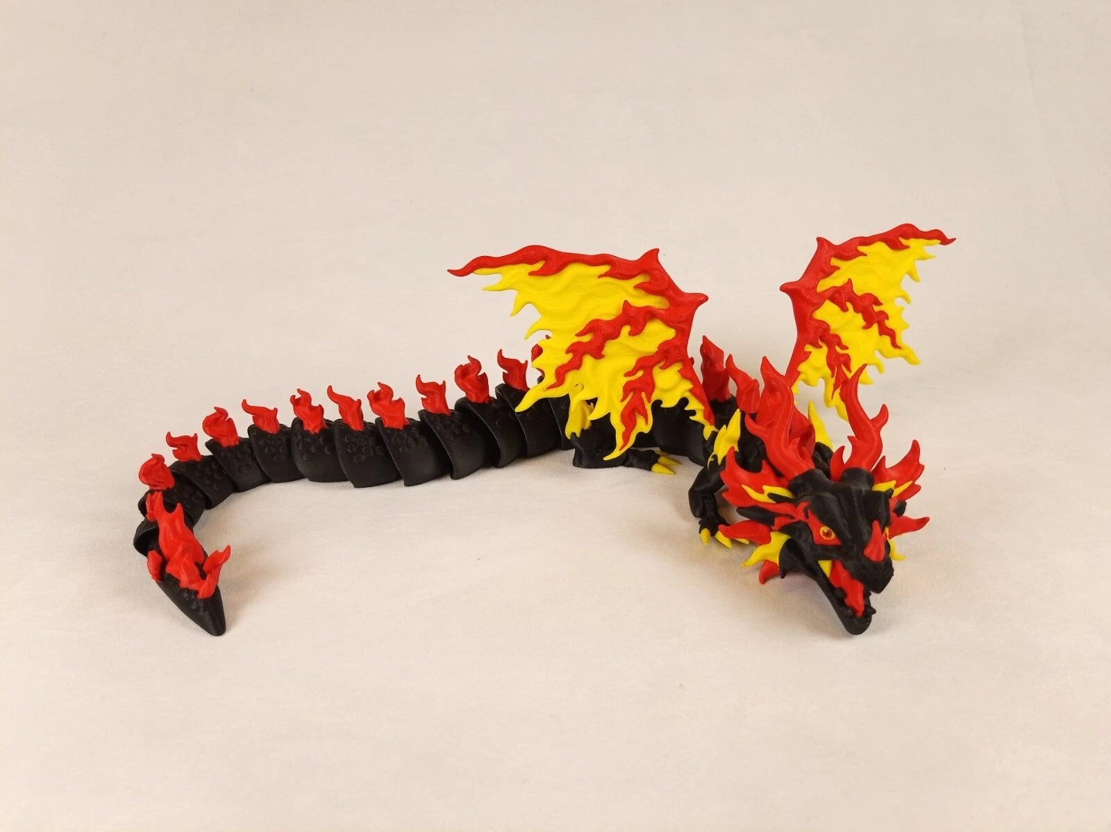 Dragonation "Scorchwing Tyrant" Drago articolato Fidget toy Stampa 3D a colori rosso giallo nero lunghezza 45 cm