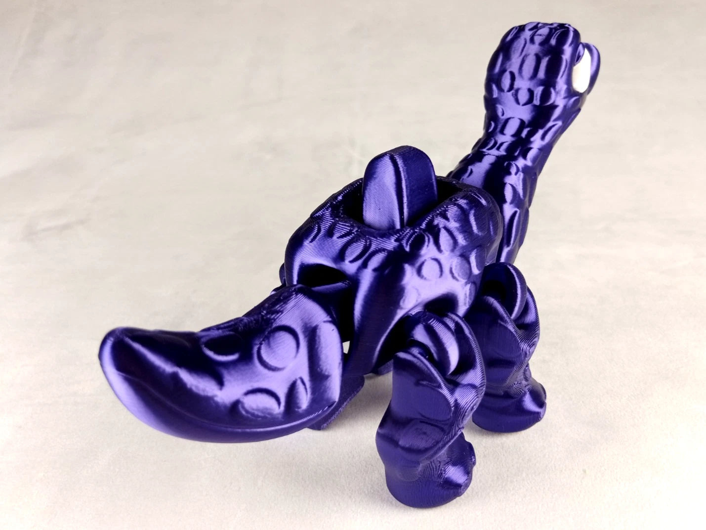 Apatosaurus Flexi Dinosaur, Dinosauro articolato Porpora seta stampa 3D a colori PLA lunghezza 17 cm.