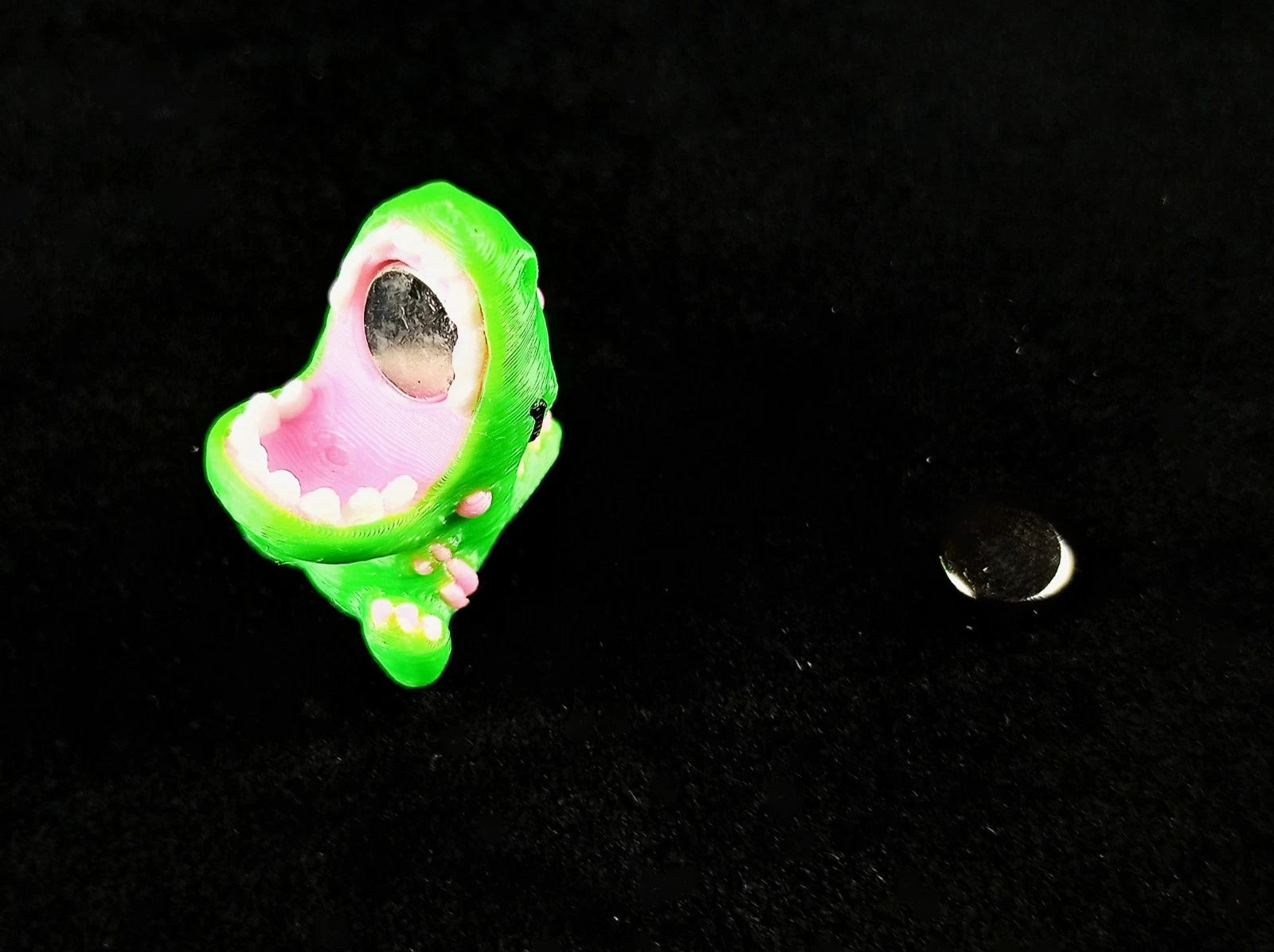 Orecchini a forma di T Rex che morde il lobo, perno in argento o magneti stampa 3D a colori
