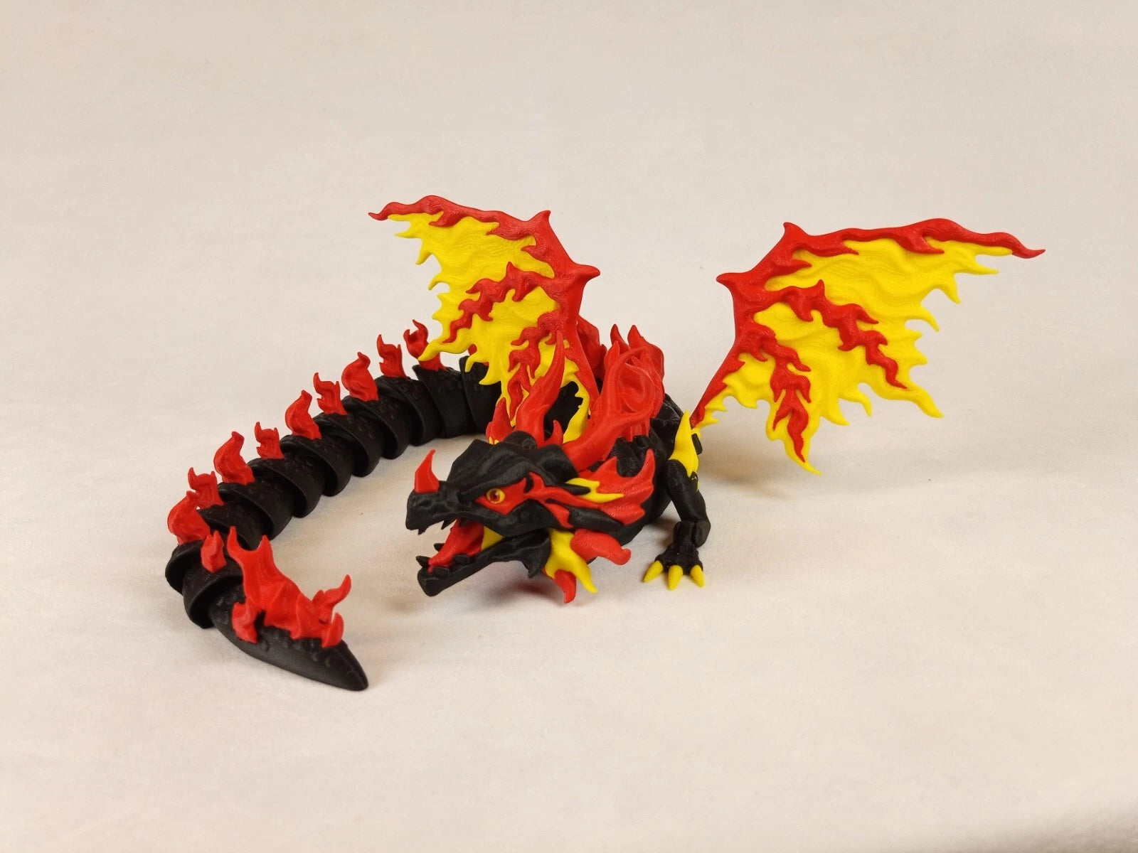 Dragonation "Scorchwing Tyrant" Drago articolato Fidget toy Stampa 3D a colori rosso giallo nero lunghezza 45 cm