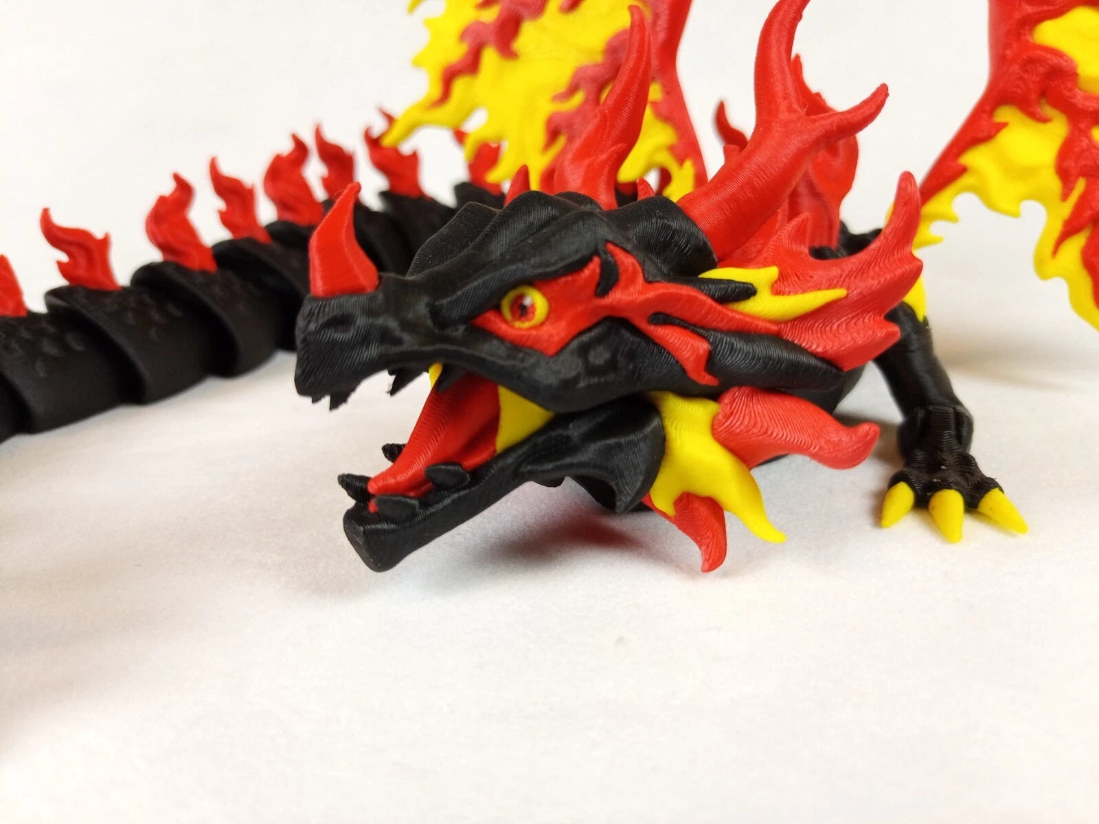 Dragonation "Scorchwing Tyrant" Drago articolato Fidget toy Stampa 3D a colori rosso giallo nero lunghezza 45 cm
